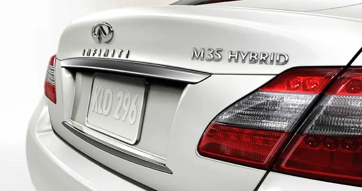 Infiniti, una versione ibrida per la berlina di lusso