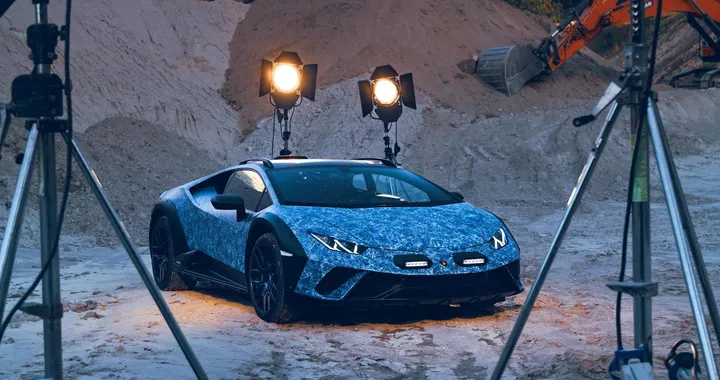 Lamborghini Huracan Sterrato Opera Unica: la supercar ispirata ai toni blu della Sardegna [FOTO]