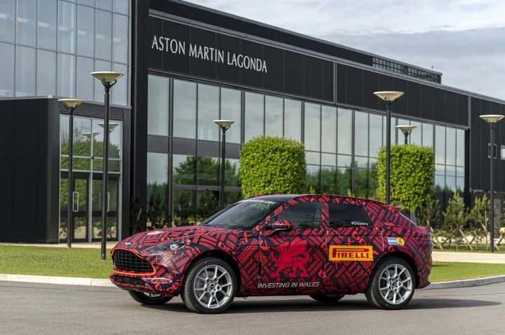Aston Martin DBX, primo esemplare e nuove linee di montaggio St Athan: immagini ufficiali