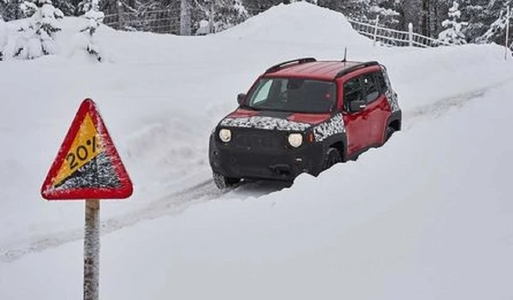 Tecniche per guidare d'inverno in completa sicurezza