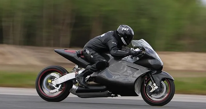 La moto con il motore di un elicottero dalla velocità record