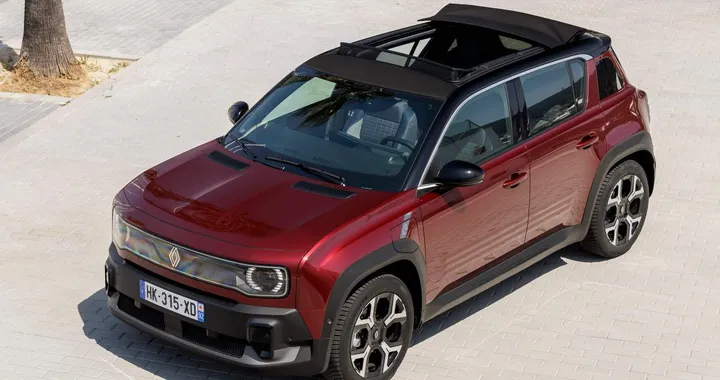 Nuova Renault 4 Plein Sud: 392 km di autonomia e tetto panoramico