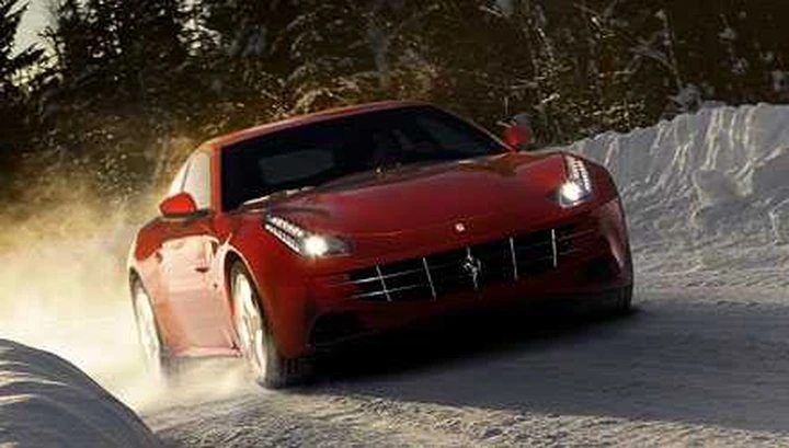 La Ferrari insegna a guidare sulla neve