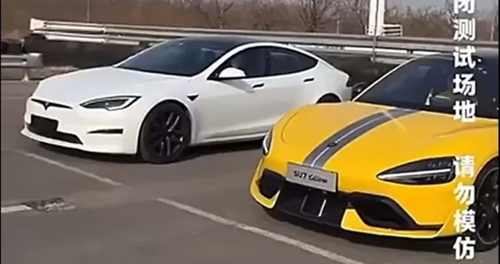 Xiaomi SU7 Ultra sfida Tesla Model S Plaid: il drag race fulminante [VIDEO]