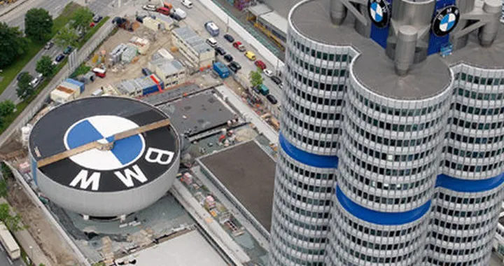 BMW, dal prossimo anno addio al cambio manuale