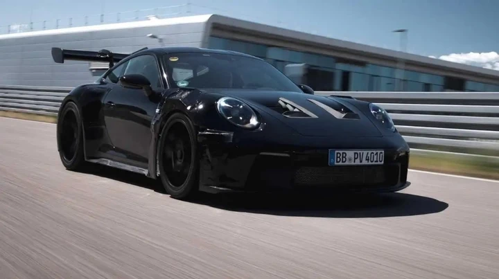 Porsche 911 GT3 RS: manca poco al debutto