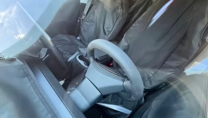Tesla Model Y semplificata interni