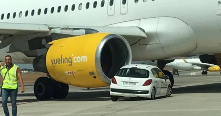 Alicante: aeroplano contro auto