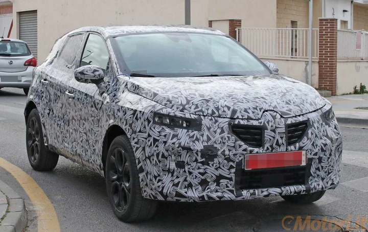 Renault Captur, la nuova generazione spiata durante i test su strada
