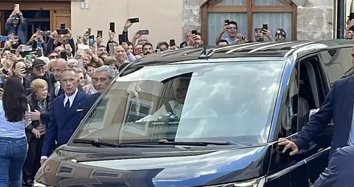 Volkswagen nera e simbolismo papale: il cambio di passo di Papa Leone XIV