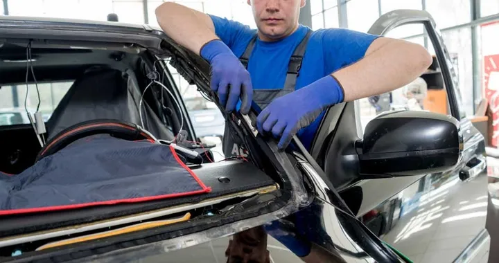 Parabrezza auto: come sostituirlo, costi e multe