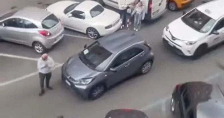 Auto abbandonata in mezzo alla strada crea il caos