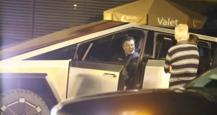 Tesla Cybertruck: Elon Musk fa un giro a Los Angeles