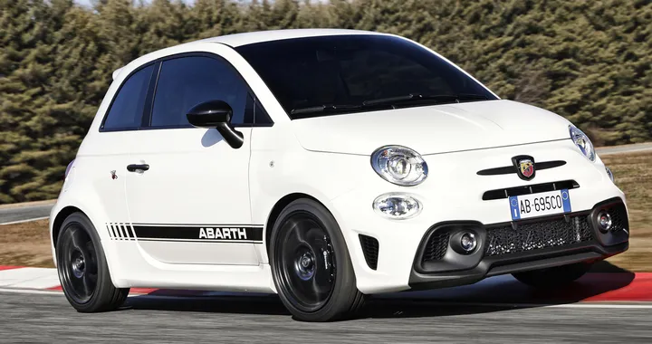 Abarth 595 e 695 2022, performance e stile