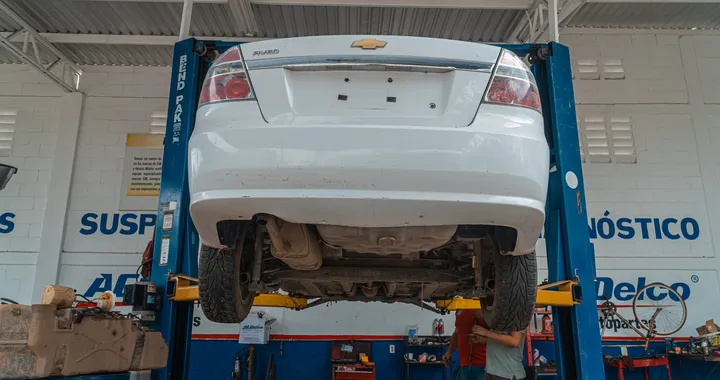 Come pulire il sottoscocca dell'auto: lavaggio e trattamento