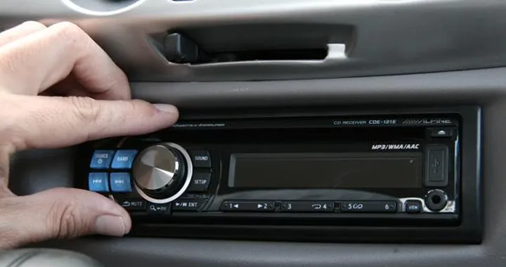 La radio a volume alto in auto è reato: ecco cosa si rischia