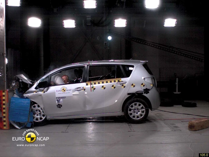 Crash test: la Toyota Verso è a cinque stelle