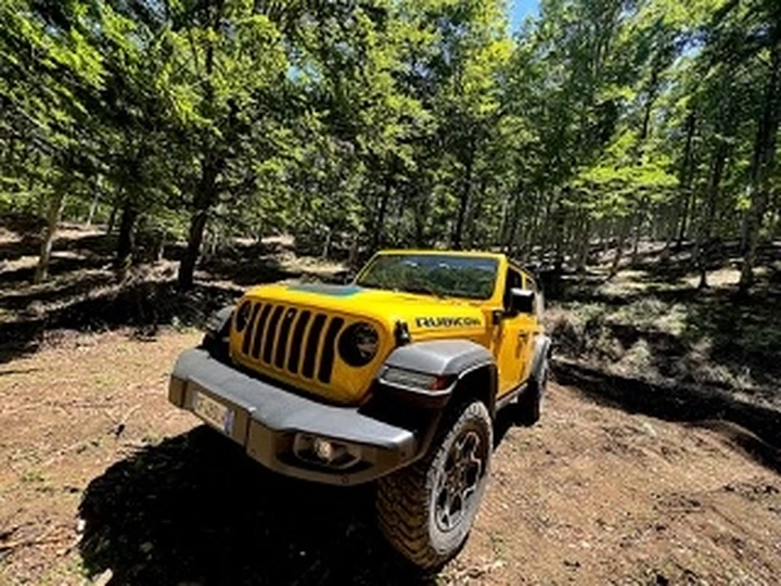Jeep Wrangler 4Xe VS Land Rover Defender P400e: le immagini
