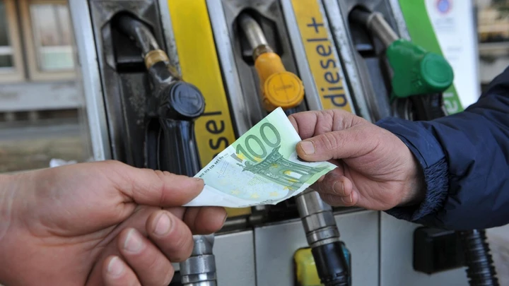 Prezzi dei carburanti in calo: le nuove medie in Italia ad aprile