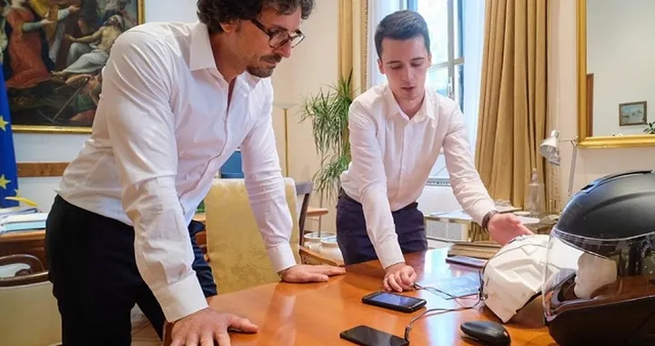 Casco intelligente salva-vita: al ministro Toninelli piace l’invenzione del giovane programmatore