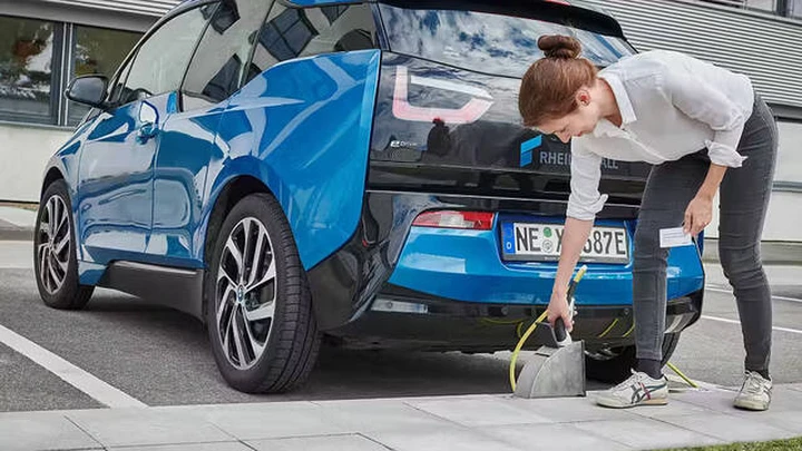 Per ricaricare l'auto elettrica ci pensano i marciapiedi e i lampioni