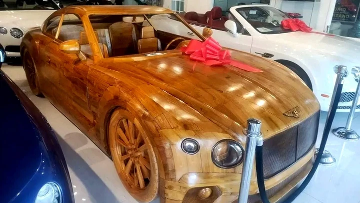 Un’artista misterioso e 3.000 ore di lavoro: nasce la Bentley in legno pregiato