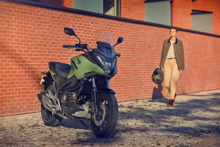 Honda NC750X 2025, il prezzo scende di 700 euro
