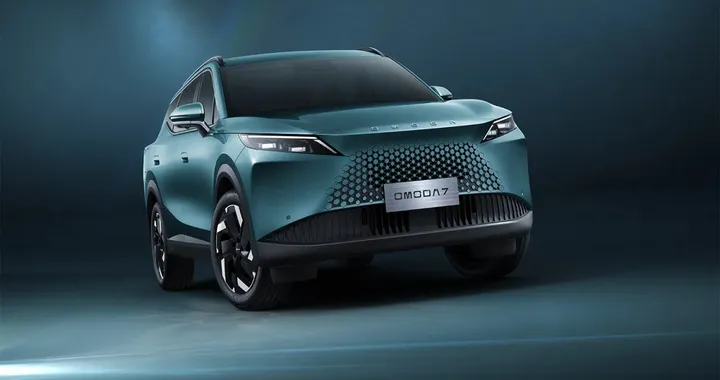 Omoda 7 SHS-P debutta in Italia: 279 CV, 128 km elettrici e tanta tecnologia