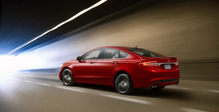 Ford: la Fusion 2017 si svela a Detroit
