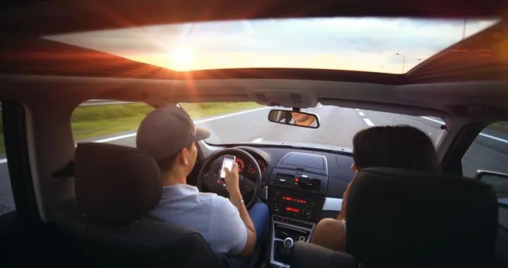 Smartphone al volante: ritorna il ritiro immediato della patente