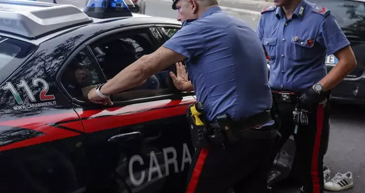 Auto a zig-zag in strada: alla guida c’era un ragazzo di 13 anni