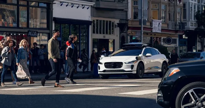 I robotaxi di Waymo fanno il pieno di multe, 589 sono per divieto di sosta
