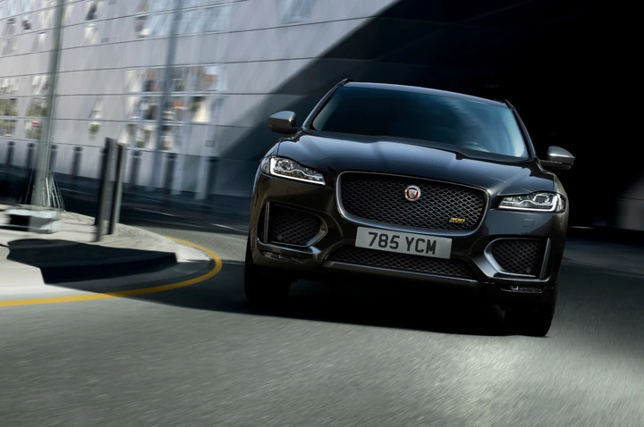 Jaguar F-Pace 300 Sport ed F-Pace Chequered Flag: immagini ufficiali