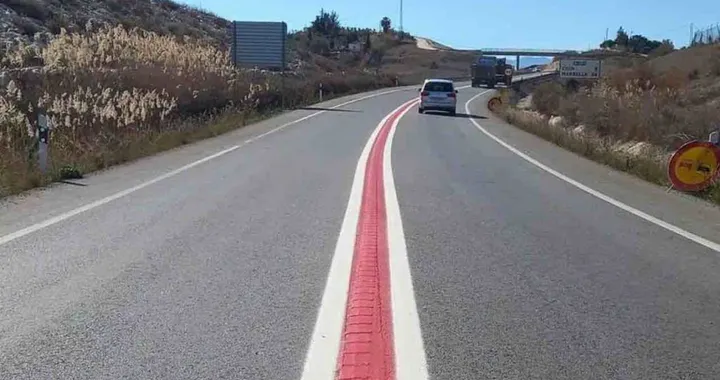 Strisce rosse, cosa significa la nuova segnaletica stradale