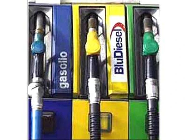 Benzina più cara che mai. Via le accise!