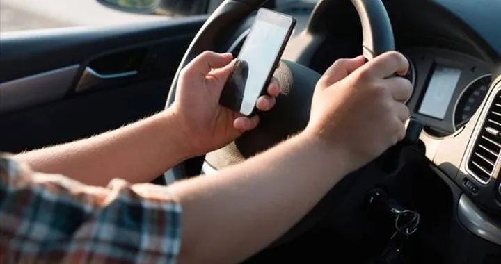 Pene più severe per chi guida e utlizza lo smartphone