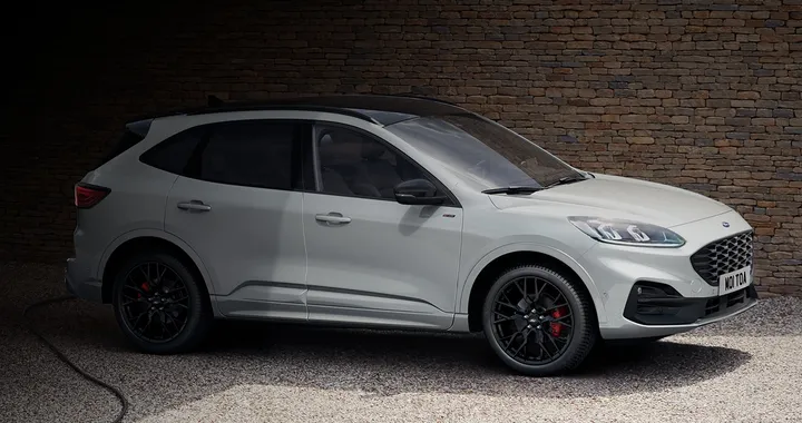 Ford Kuga: il pacchetto Black per la plug-in