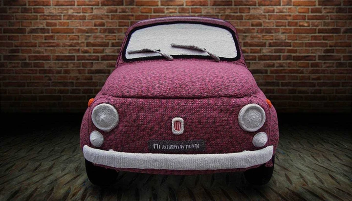 Una Fiat 500 tutta di calda lana