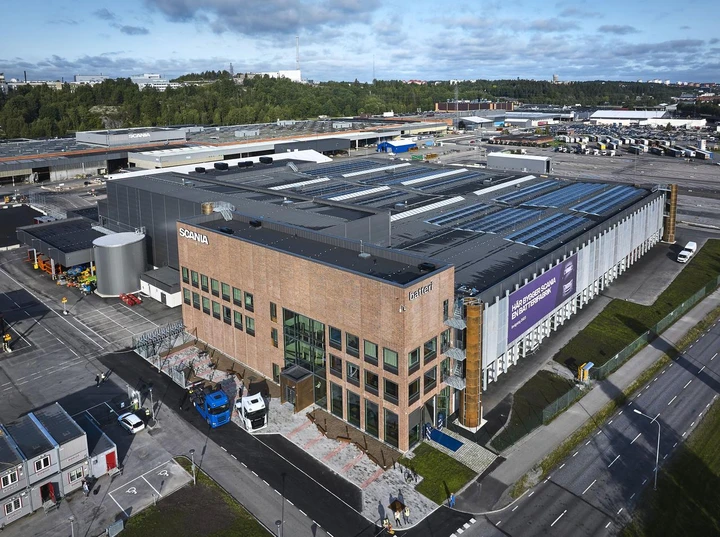 Scania: inaugurata in Svezia una nuova fabbrica per l’assemblaggio di batterie