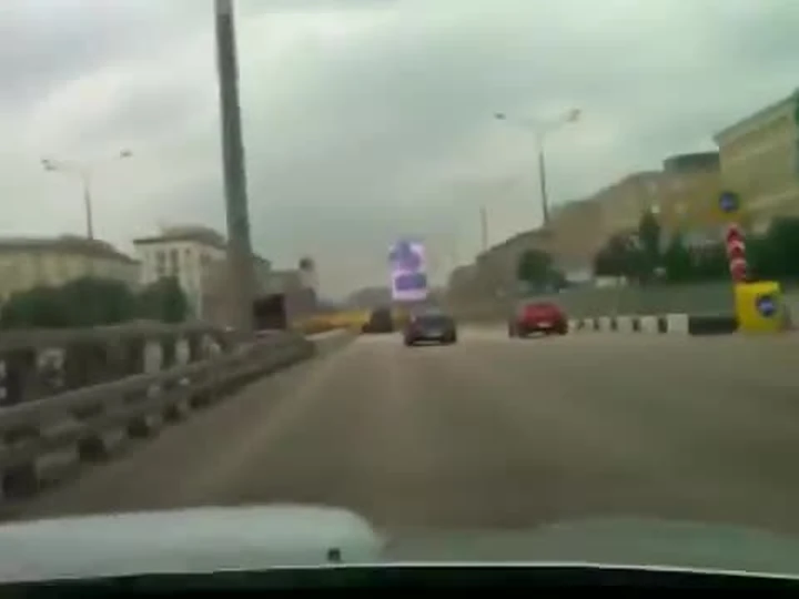 Slalom tra auto a 220km/h