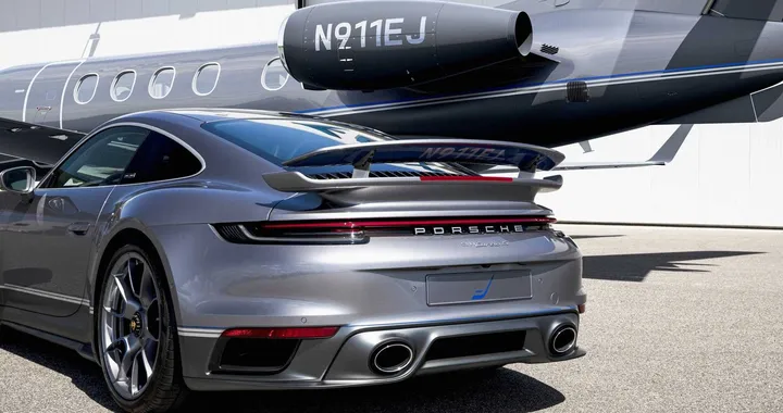 La speciale Porsche 911 Turbo S venduta con un jet Embraer