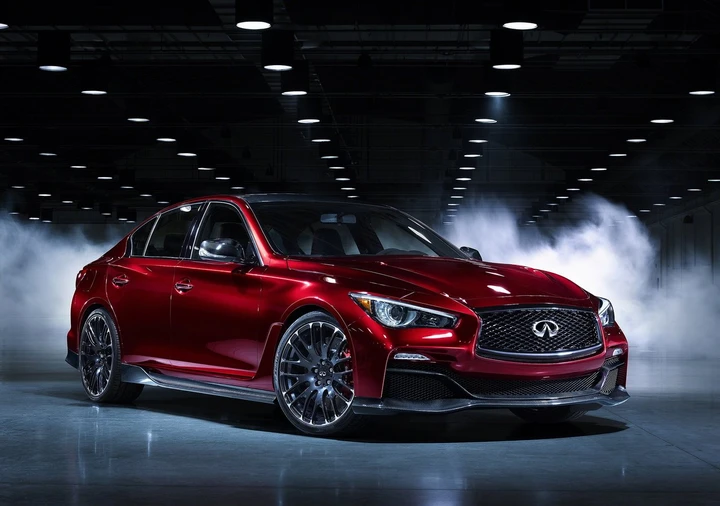 Infiniti Q50 Eau Rouge: il debutto in pista a Goodwood