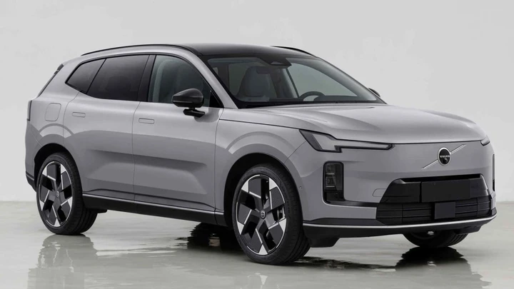 Volvo XC70: ritorna come SUV ibrido plug-in tra XC60 e XC90