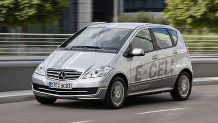 Mercedes testa la ricarica senza fili