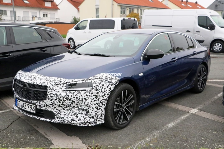 Opel Insignia e Insignia GSi restyling: le foto spia