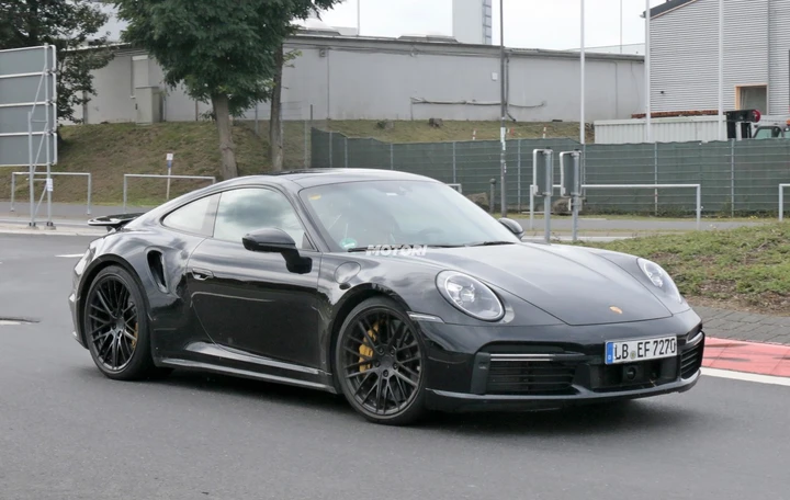 Porsche 911 Turbo: foto spia inedite della 992