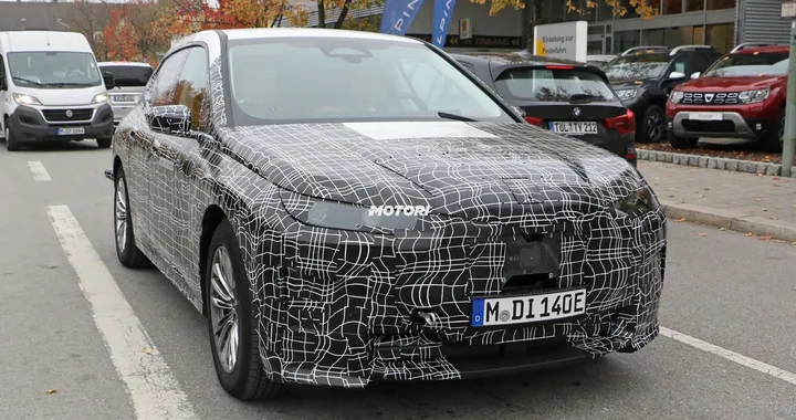 Bmw iX5, il SUV elettrico spiato durante i test su strada
