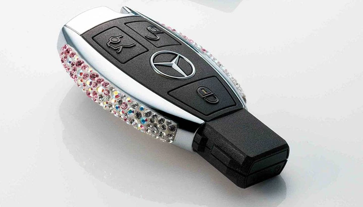 Mercedes: la chiave ricoperta di Swarovski