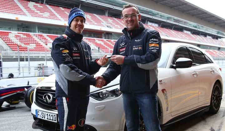 Infiniti: una speciale FX per il compleanno di Sebastian Vettel