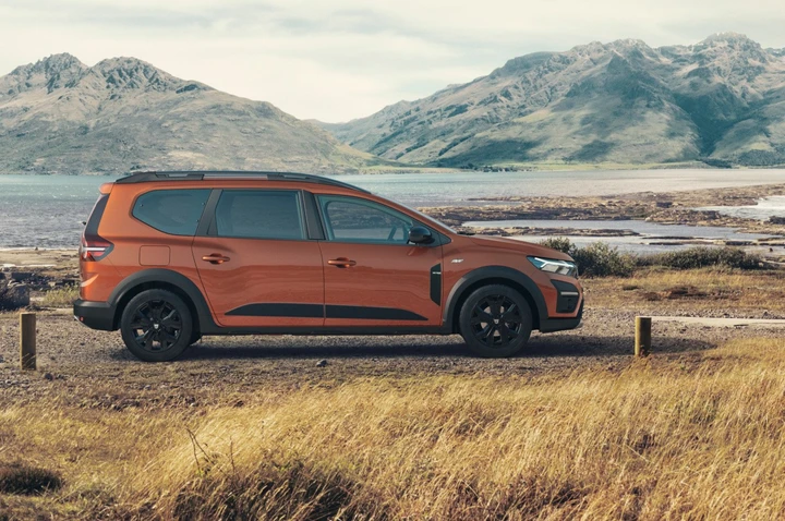 Dacia Jogger 2022: immagini ufficiali